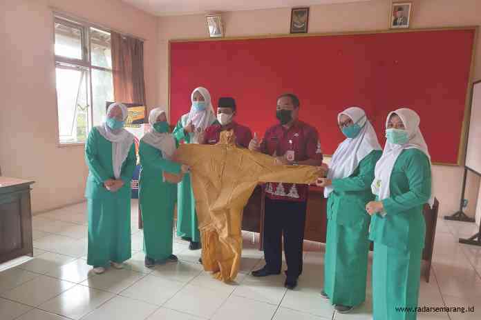 Pimpinan Cabang Fatayat NU Kabupaten Semarang menyerahkan bantuan baju hazmat kepada Bupati Semarang Ngesti Nugraha. (Maria Novena/Jawa Pos Radar Semarang)