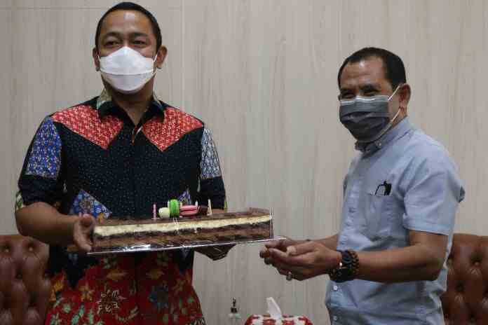 Direktur Jawa Pos Radar Semarang Baehaqi menyampaikan ucapan ulang tahun kepada Wali Kota Semarang Hendrar Prihadi di ruang VIP Balai Kota. (NURCHAMIM/JAWA POS RADAR SEMARANG)