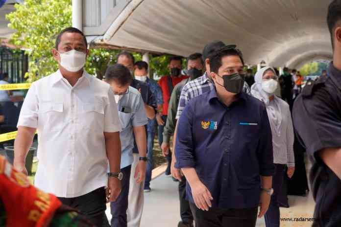 Menteri BUMN Erick Thohir didampingi Wali Kota Semarang Hendrar Prihadi saat meninjau pelaksanaan sentra vaksinasi di PRPP Jateng. (Istimewa)
