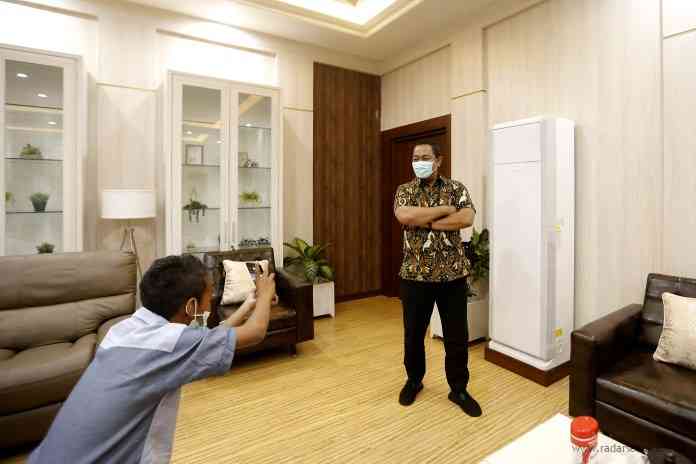 Wali Kota Semarang Hendrar Prihadi saat menerima Kaka Fajar Apriliansyah dan ibundanya di ruang VIP. (Humas Pemkot Semarang)