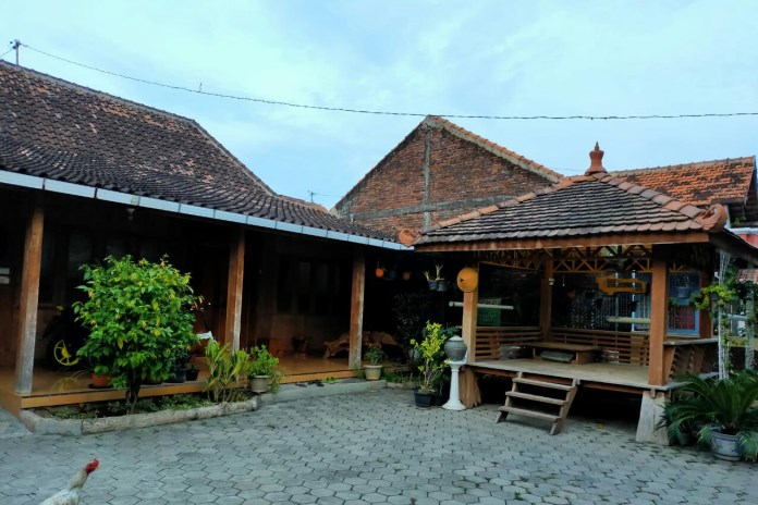 Rumah Kapten Ctp Sutomo berbentuk limasan khas Jawa yang terbuat dari kayu jati. Dibangun leluhurnya pada tahun 1930-an. (Miftahul A’la/Jawa Pos Radar Semarang)