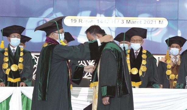 Rektor IAIN Salatiga Prof Dr Zakiyuddin Baidhawy mengukuhkan Prof Budiyono Saputro sebagai guru besar bidang Manajemen Pendidikan IPA Rabu (3/3/2021). (Istimewa)
