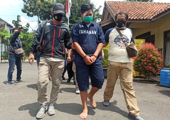 Tersangka Bagus Ari Setyawan digelandang petugas Reskrim Polsek Tembalang. (M Haryanto/Jawa Pos Radar Semarang)