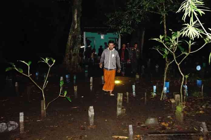 Warga desa Jungsemi,Kangkung,Kendal, saat hendak berdoa di makam mbah Kiai Lasidin. (Budi Setyawan/RadarSemarang)