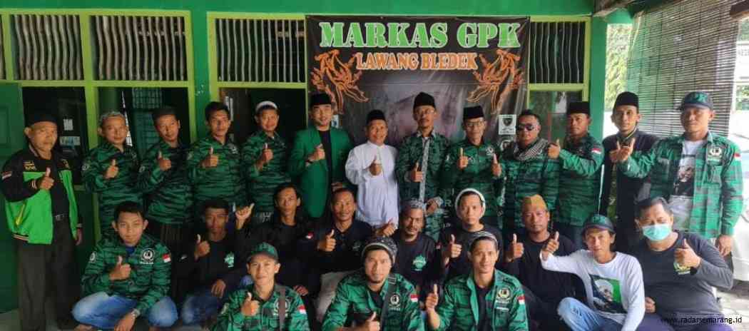 Para pengurus GPK Lawang Bledek foto bersama di sela pengukuhan. (Wahib Pribadi/Jawa Pos Radar Semarang)