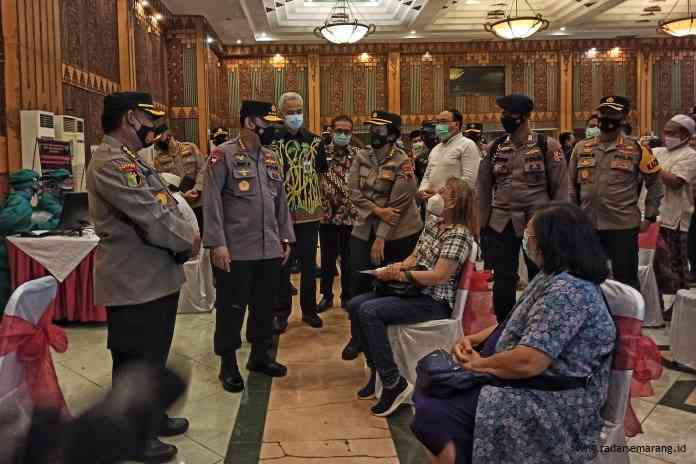 Kapolri Jenderal Polisi Listyo Sigit Prabowo didampingi Gubernur Jateng Ganjar Pranowo meninjau pelaksanaan vaksinasi 450 warga lintas agama di kompleks Masjid Agung Jawa Tengah (MAJT), Rabu (24/3/2021). (M HARIYANTO/JAWA POS RADAR SEMARANG)