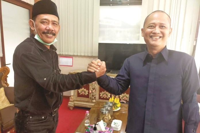 Ketua DPRD Demak Fahrudin Bisri Slamet menerima Koordinator MPS, H Dodon Sugiharto di ruang kerjanya. (Wahib Pribadi/Jawa Pos Radar Semarang)