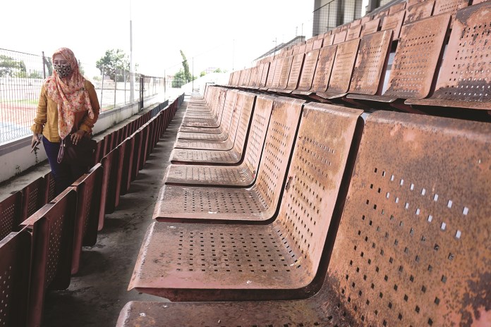 Kondisi kursi tribun penonton di Stadion Utama Kendal banyak yang berkarat dan keropos. (BUDI SETIYAWAN/JAWA POS RADAR SEMARANG)
