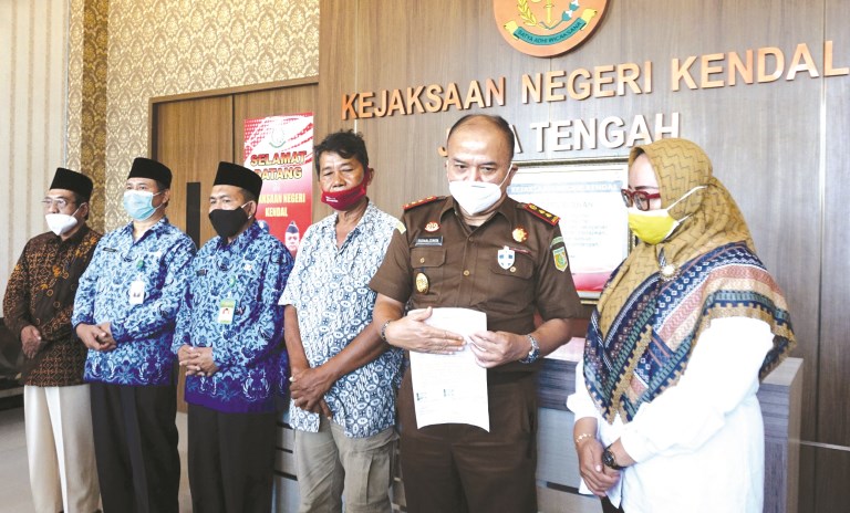 Kajari Kendal, Ronaldwin saat melakukan konferensi pers klarifikasi dengan Kepala, Komite dan Kakan Kemenag Kendal, serta wali siswa Damiri di Kantor Kejari setempat.  (BUDI SETIYAWAN/JAWA POS RADAR SEMARANG)