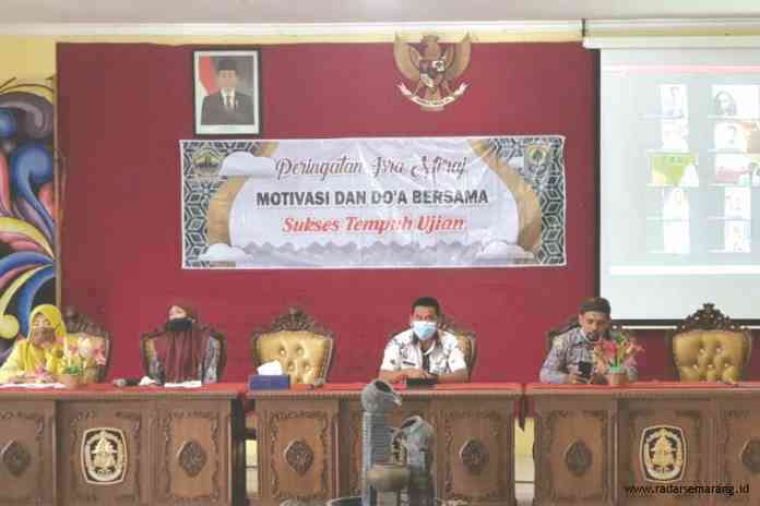 Kepala SMAN 2 Demak Suntono saat memimpin doa bersama untuk menghadapi ujian nasional secara virtual kemarin. (Wahib Pribadi/Jawa Pos Radar Semarang)