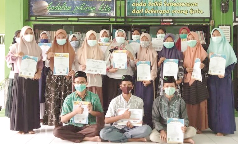 Siswa siswi MA Keterampilan Al Irsyad Gajah menunjukkan penghargaan dalam berbagai ajang lomba tingkat nasional. (Wahib Pribadi/Jawa Pos Radar Semarang)