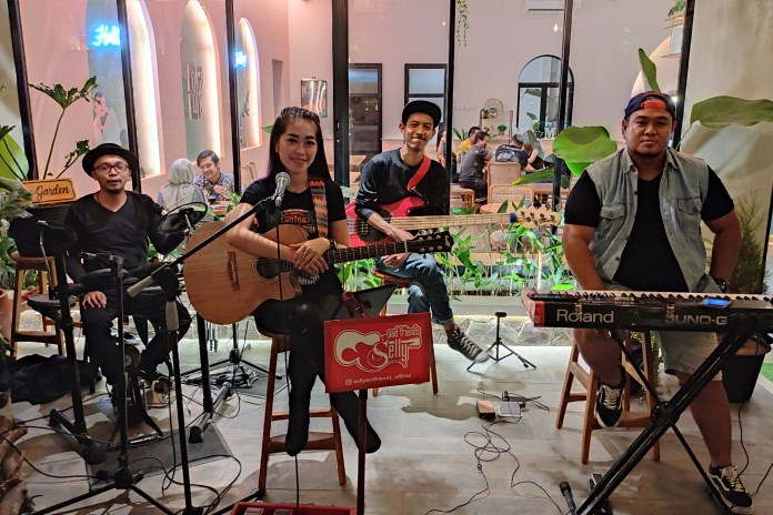 Selly and Friend berusaha tampil maksimal setiap kali manggung. Impiannya, bisa memiliki lagu dan album sendiri. (Istimewa)