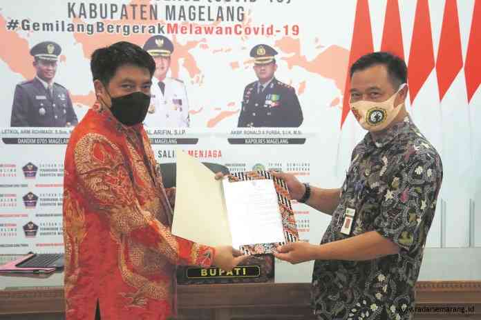 Bupati Magelang Zaenal Arifin saat menyerahkan SK Penetapan Desa Wisata. (Istimewa)