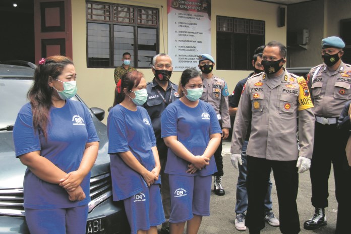 Tiga tersangka penggelap mobil bersama barang bukti ditunjukkan pada awak media kemarin di Polres Magelang Kota Selasa (2/3/2021). (ROFIK SYARIF G P/JAWA POS RADAR SEMARANG)