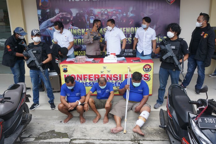 Tersangka perampokan uang Rp 429 juta dibekuk bersama dua tersangka lain yang menikmati hasil perampokan. (Adityo Dwi/Jawa Pos Radar Semarang)