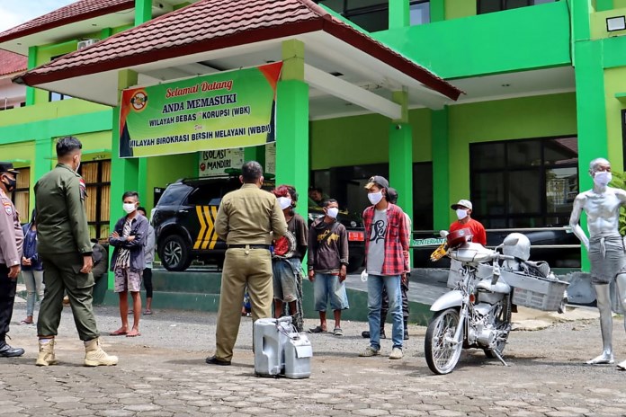 Petugas gabungan saat melakukan pembinaan PGOT di halaman Satpol PP Kota Pekalongan, Selasa (9/3/2021). (Lutfi Hanafi/Jawa Pos Radar Semarang)