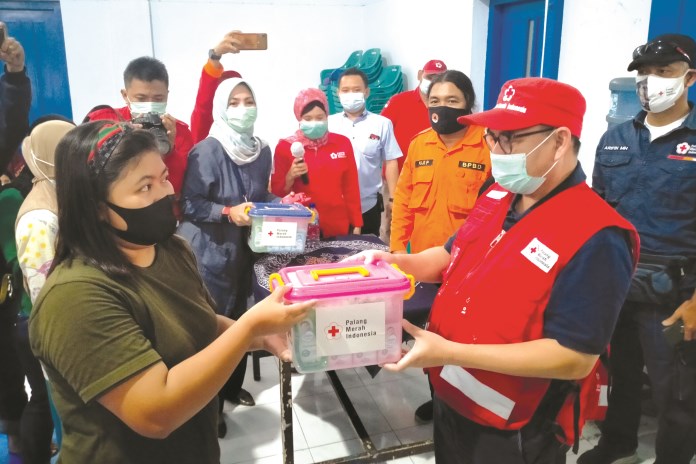 Sekjen PMI Pusat Sudirman Said saat menyerahkan bantuan kepada korban banjir Kabupaten Pekalongan, Minggu (28/2/2021). (NANANG RENDI AHMAD/JAWA POS RADAR SEMARANG)