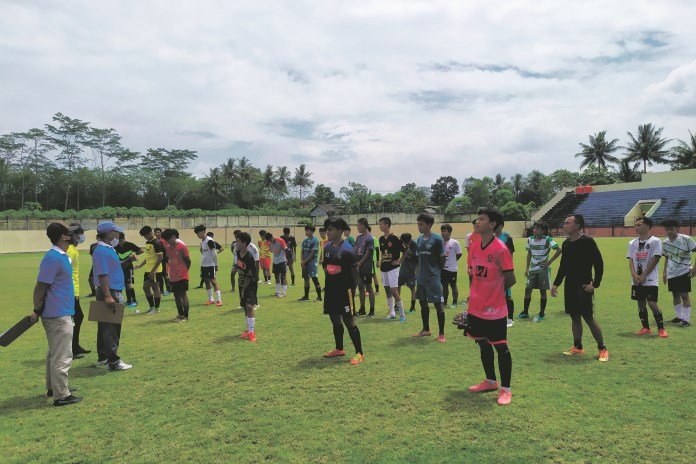 Para pemain muda Kabupaten Magelang menjalani seleski tim Porprov 2022 cabang olahraga sepakbola. (LUQMAN SULISTIYAWAN/JAWA POS RADAR SEMARANG)
