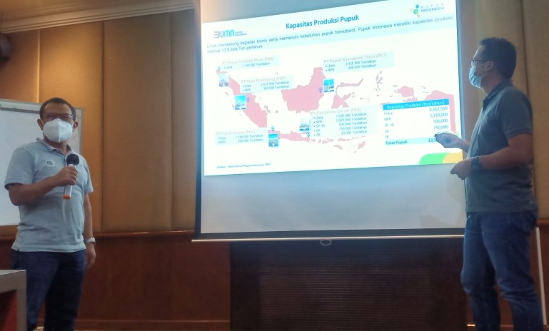 Senior Vice President Wilayah I Pupuk Indonesia, Agus Susanto (kiri) dan Kepala Komunikasi Korporat PT Pupuk Indonesia, Wijaya Laksana saat menjelaskan ketersediaan stok pupuk di Jateng. (ADENNYAR WYCAKSONO/JAWA POS RADAR SEMARANG)
