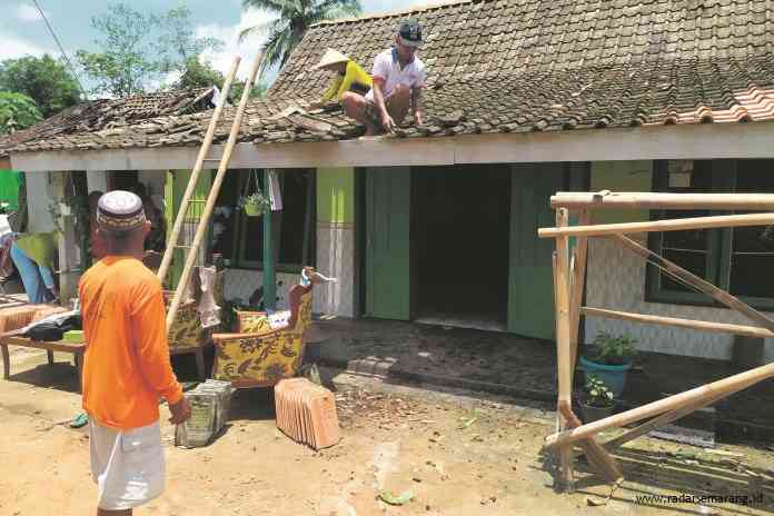 Sejumlah warga dan relawan memperbaiki atap rumah yang rusak Kamis (18/3/2021). (LUQMAN SULITIYAWAN/JAWA POS RADAR SEMARANG)