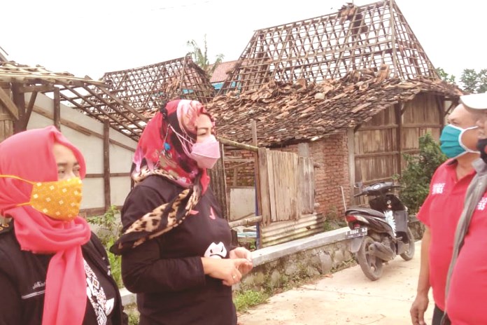 Ketua Komisi C DPRD Demak, Tatiek Soelistijani meninjau rumah korban puting beliung di Desa Karangsono, Kecamatan Mranggen. (Wahib Pribadi/Jawa Pos Radar Semarang)