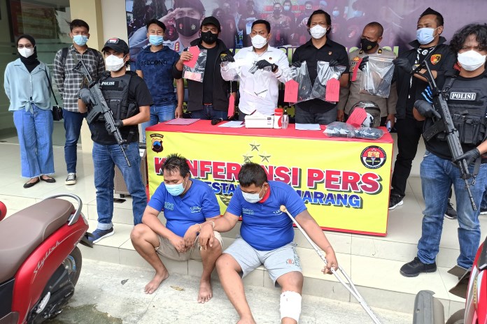 Tersangka Muh Khambali (luka betis kiri) dan Heri Purna Irawan alias Memble saat gelar perkara di Mapolrestabes Semarang. (ADITYO DWI/JAWA POS RADAR SEMARANG)