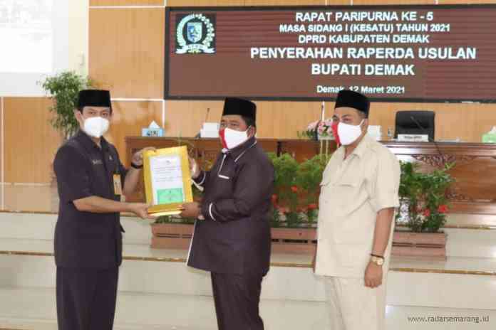 Wakil Ketua DPRD Demak Zayinul Fata dan H Maskuri menerima usulan raperda dari Sekda dr Singgih Setyono dalam rapat paripurna di gedung dewan. (Wahib Pribadi/Jawa Pos Radar Semarang)