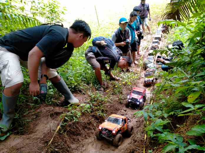 Para penghobi RC-Adventure dari berbagai daerah Jateng-DIJ saat unjuk kebolehan di medan Linggo Asri, Kabupaten Pekalongan Minggu (28/3/2021). (NANANG RENDI AHMAD/JAWA POS RADAR SEMARANG)