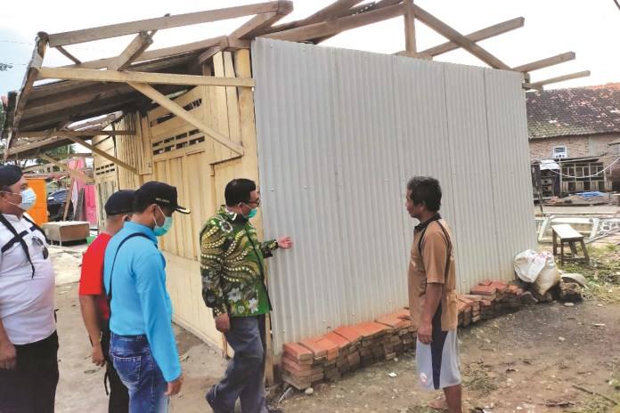 Bupati Pekalongan Asip Kholbihi ketika berbincang dengan salah satu korban angin puting beliung di Desa Kalijambe, Kecamatan Sragi Sabtu (27/2/2021). (Istimewa)