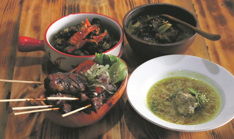 Satel buntel yang disajikan Sate Kambing dan Tengkleng Khas Solo Bang Jack menggunakan bumbu turun-temurun diolah chef profesional. (Nurchamim/Jawa Pos Radar Semarang)