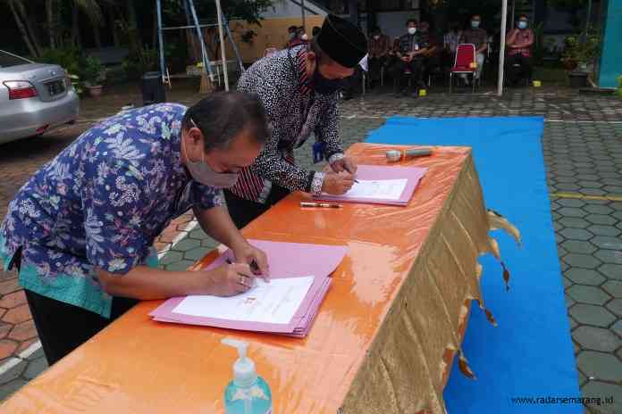 Penandatanganan nota kesepahaman antara SMK Teuku Umar dengan Nasmoco dalam rangka memadukan dunia pendidikan dengan kebutuhan dunia industri. (Istimewa)