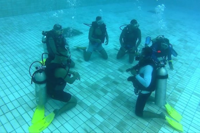 Sejumlah peserta mengikuti latihan selam di kolam renang. (Istimewa)
