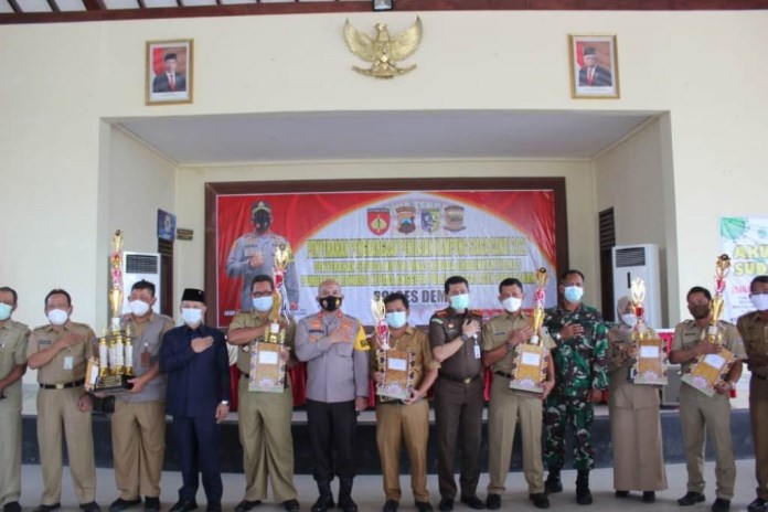 Kapolres Demak AKBP Andhika Bayu Adhittama bersama para pemenang lomba Kampung Siaga Candi di pendopo mapolres. (Wahib Pribadi/Jawa Pos Radar Semarang)