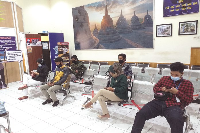 Ruang tunggu pelayanan Satpas SIM Polres Magelang sepi akibat pandemi Covid-19. (ROFIK SYARIF G P/JAWA POS RADAR SEMARANG)