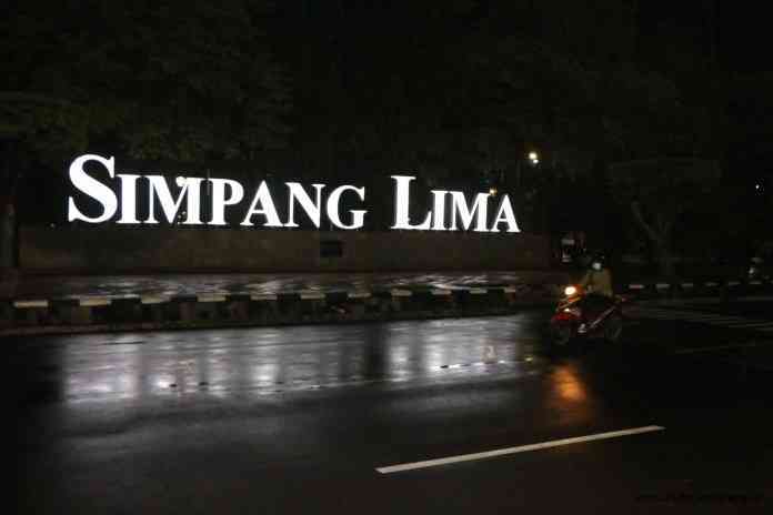 Tulisan Simpang Lima dibangun ulang Pemkot Semarang, menjadi Lapangan Pancasila Simpang Lima. (ADENNYAR WYCAKSONO/JAWA POS RADAR SEMARANG)