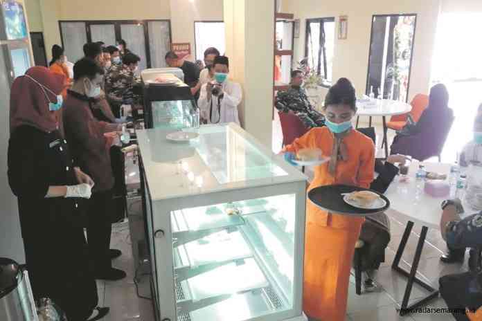 Siswa SMKN 6 Semarang ketika mempraktikkan kelas industri bidang perhotelan. (Istimewa)