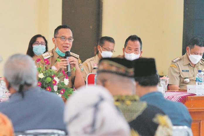 Wali Kota Magelang dr Muchamad Nur Aziz memberikan pengarahan kepada Ketua RT dan RW se-Kota Magelang. (Istimewa)