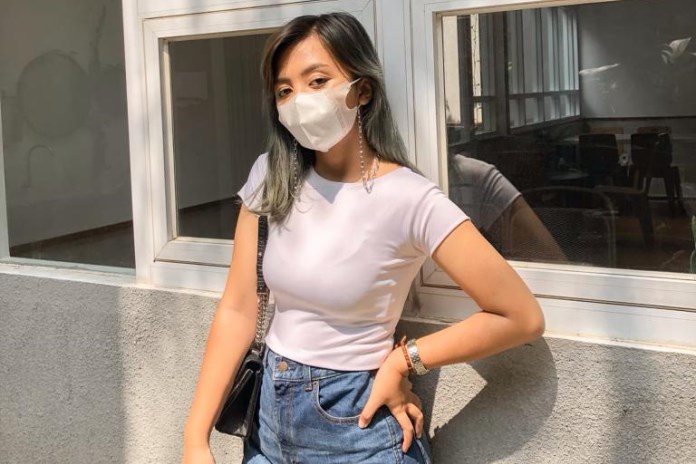 Esa Mara Rahmawati memakai masker yang dilengkapi strap mask. (Istimewa)