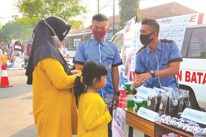 Tahanan Rutan Batang saat menjajakan hasil karyanya di Alun-alun Batang. (RIYAN FADLI/JAWA POS RADAR SEMARANG)