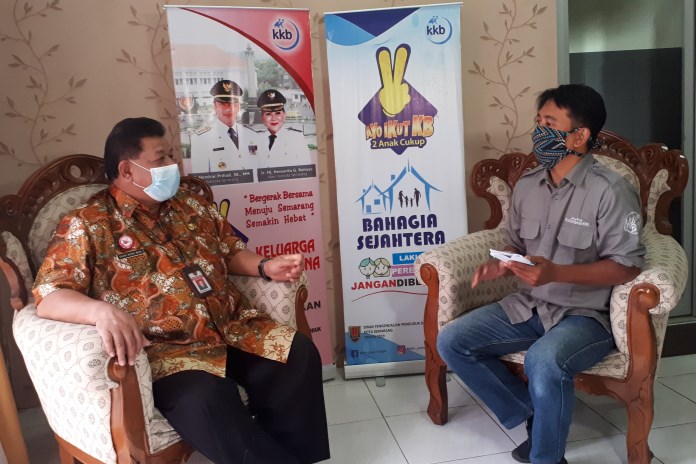 Ngobrol Asyik Tentang Covid bersama Kepala Dinas Pengendalian Penduduk dan Keluarga Berencana Kota Semarang Gurun Risyadmoko, Kamis (4/3/2021). (Baskoro Septiadi/Jawa Pos Radar Semarang)