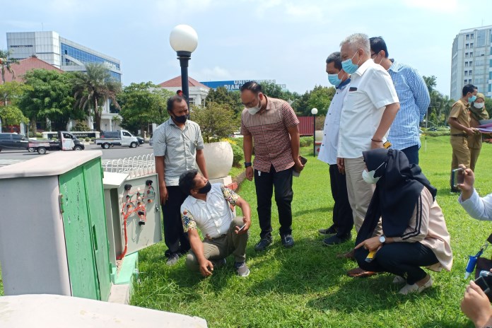 Komisi C DPRD Kota Semarang melakukan tinjauan Taman Tugu Muda. Mengecek sistem sensor kelembaban tanah. (ADENNYAR WYCAKSONO/JAWA POS RADAR SEMARANG)