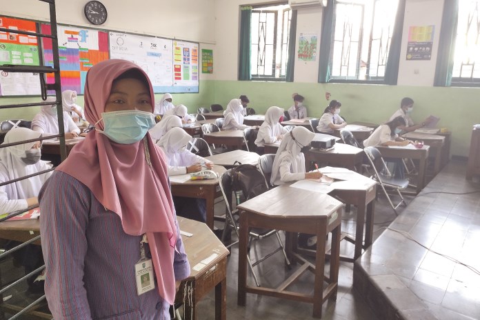 Kepala SMPN 1 Hariyati menyaksikan simulasi PTM ke sekolahnya. (kanan) Kondisi pembelajaran tatap muka di SMPN 1 dilihat dari CCTV.  (Istimewa)