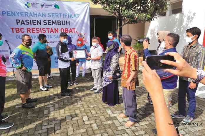 Wali Kota Salatiga Yuliyanto menyerahkan sertifikat pasien sembuh TBC resisten obat. Kegiatan ini dilakukan untuk memperingati hari TB sedunia pada 24 Maret. (Dhinar Sasongko/Jawa Pos Radar Semarang)