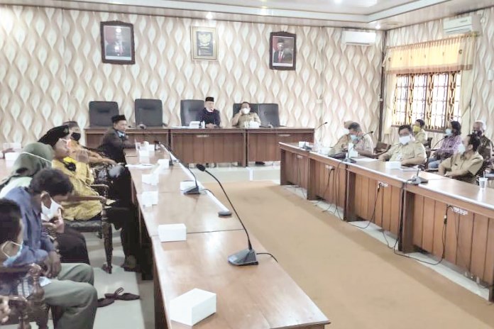 Ketua DPRD Demak Fahrudin Bisri Slamet memimpin audiensi kali ketiga terkait pembebasan tanah jalan tol. (WAHIB PRIBADI/JAWA POS RADAR SEMARANG)