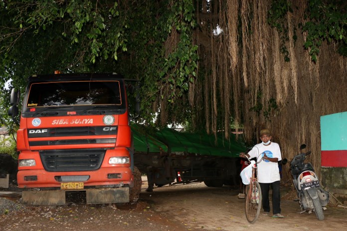 Truk trailer Siba Surya bermuatan besi coil putih seberat 53 ton nyasar di bawah pohon beringin di Jalan Dr Ismail, Gisikdrono, Semarang Barat. (NURCHAMIM/JAWA POS RADAR SEMARANG)