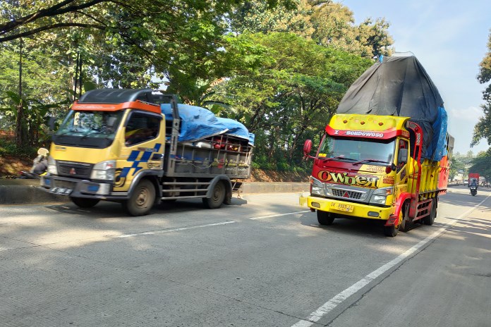 Truk modifikasi yang melintas di Pantura Alas Roban, Kecamatan Subah, Kabupaten Batang, Minggu (14/3/2021). (RIYAN FADLI JAWA POS RADAR SEMARANG)
