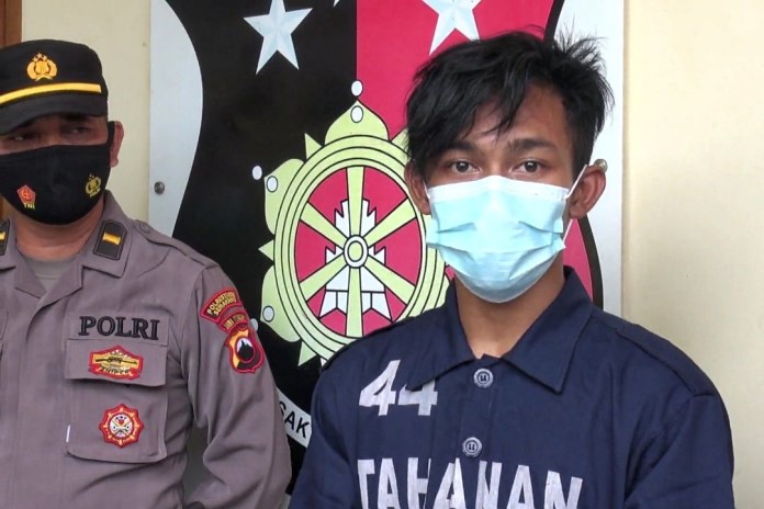 Tersangka Ali Shabana diamankan aparat Polsek Ngaliyan. (M HARIYANTO/JAWA POS RADAR SEMARANG)