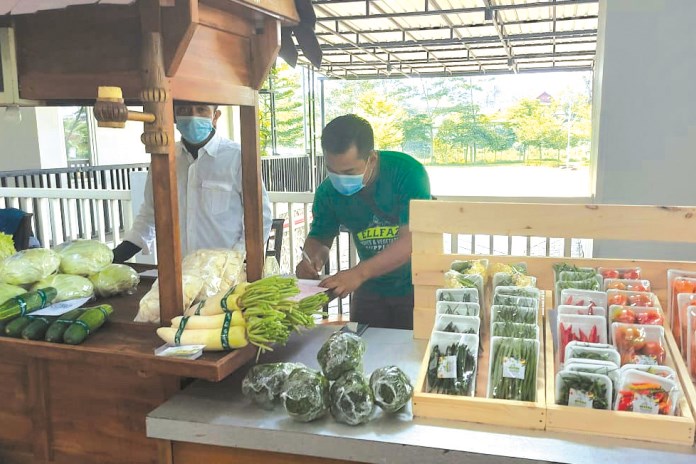 The Wujil Resort & Convention memfasilitasi para petani lokal dan pelaku UMKM untuk memasarkan produknya, melalui Pasar Minggon. (Maria Novena/Jawa Pos Radar Semarang)