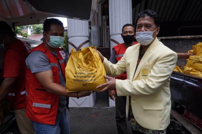 Perwakilan Majelis Profesor Unnes ketika memberikan bantuan bagi korban banjir di Semarang. (Istimewa)