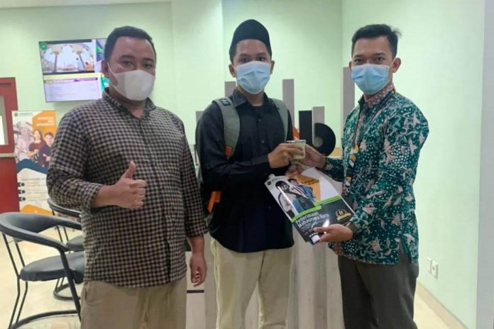 Muhammad Febiansyah Putra secara simbolis menerima beasiswa Tahfid dari dosen Unwahas. (Istimewa)
